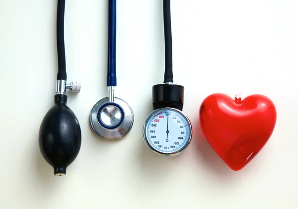 Equipamento médico medidor de pressão arterial isolado em branco — Fotografia de Stock