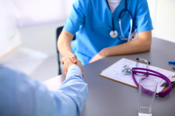 Primer plano del paciente y del médico tomando notas — Foto de Stock