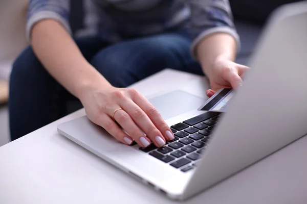 Bir dizüstü bilgisayarda çalışan genç iş kadını — Stok fotoğraf