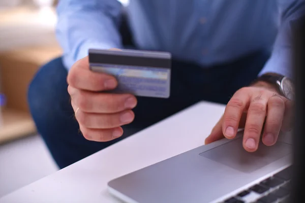 Geschäftsmann arbeitet am Computer in Nahaufnahme — Stockfoto