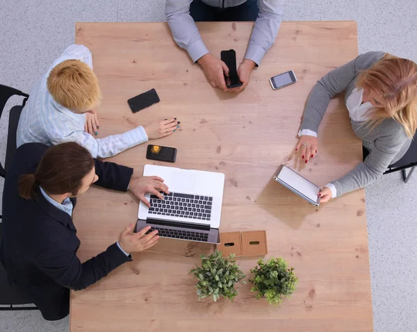 Imagen de los socios comerciales discutiendo documentos e ideas en la reunión — Foto de Stock