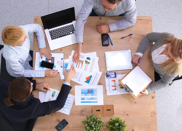 Imagen de los socios comerciales discutiendo documentos e ideas en la reunión —  Fotos de Stock