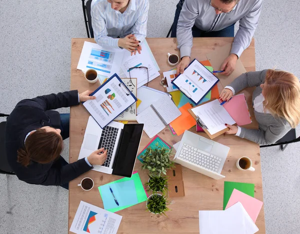 Imagen de los socios comerciales discutiendo documentos e ideas en la reunión — Foto de Stock