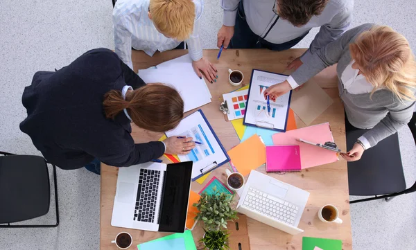 Image von Geschäftspartnern, die bei Treffen Dokumente und Ideen diskutieren — Stockfoto