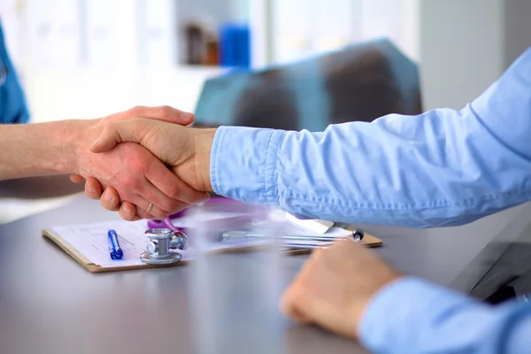 Primo piano del paziente e del medico che prende appunti — Foto Stock