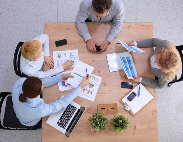 Imagen de los socios comerciales discutiendo documentos e ideas en la reunión — Foto de Stock