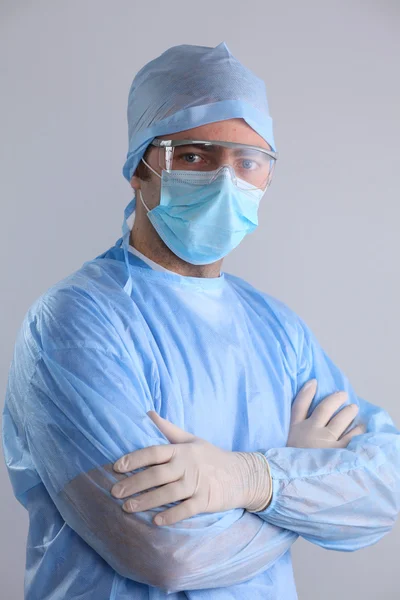 Cirujano en uniforme de primer plano listo para el paso — Foto de Stock