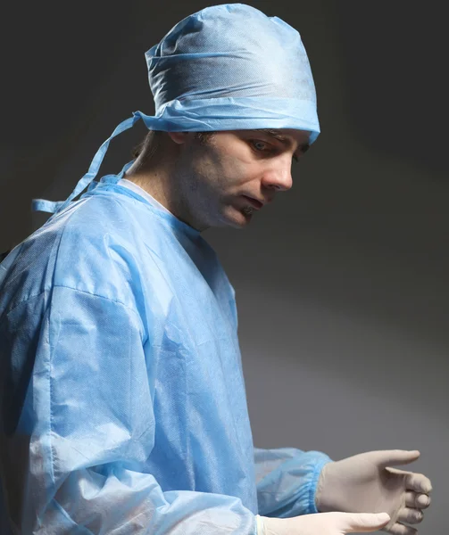 Хирург в форме крупным планом готов к наступлению — стоковое фото