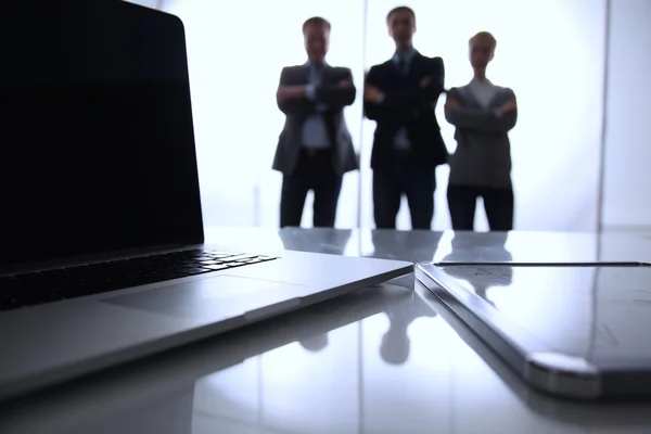 Concentre-se no laptop na mesa. Pessoas desfocadas em segundo plano — Fotografia de Stock