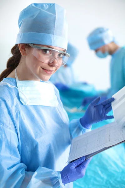 Il team di chirurgo in uniforme esegue un'operazione su un paziente presso la clinica di chirurgia cardiaca — Foto Stock