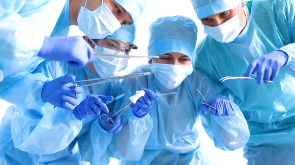 Team of surgeon in uniform perform operation on a patient at cardiac surgery clinic — Stock Photo, Image