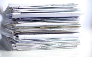 dosya yığını, beyaz arka plan ile dosya klasörü