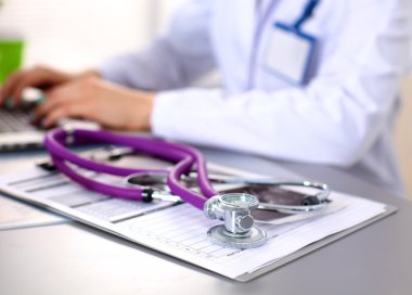 ofiste mutlu tıp doktoru kadın portresi