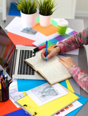 designer Resepsiyon Dijital dönüştürücü kullanarak ofisinde çalışan