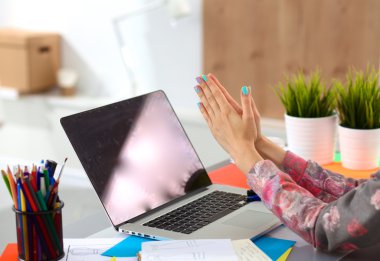 designer Resepsiyon Dijital dönüştürücü kullanarak ofisinde çalışan