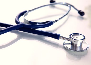 Beyaz bir arka plan üzerinde sağlık stetoskop kapatın