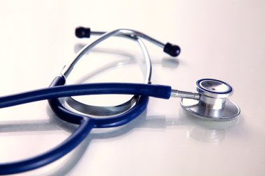 Beyaz bir arka plan üzerinde sağlık stetoskop kapatın