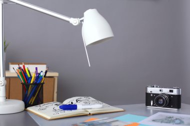 Aletler ve kamera üzerinde yatarken ile tasarımcı tablo