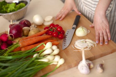 Genç kadın mutfakta yemek pişiriyor. Sağlıklı Yemek