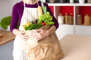 meyve ve sebze dolu alışveriş kese kağıdı tutan pozitif sağlıklı mutlu kadın