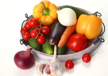 Beyaz arka planda taze sonbahar sebzeleri