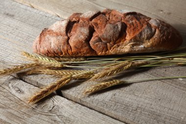 Ahşap masada taze pişmiş geleneksel ekmek.