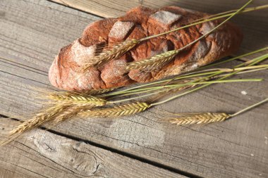 Ahşap masada taze pişmiş geleneksel ekmek.