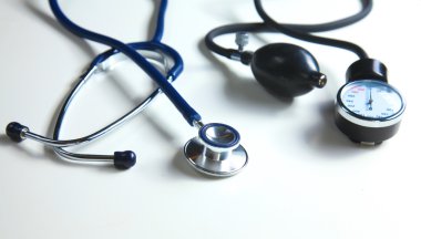 Tansiyon ölçer tıbbi malzeme üzerinde beyaz izole