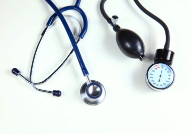 Tansiyon ölçer tıbbi malzeme üzerinde beyaz izole