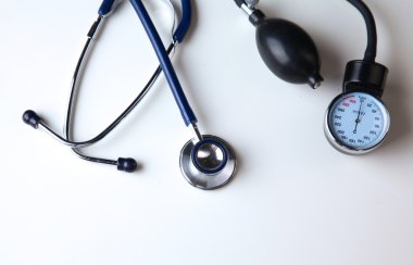 Tansiyon ölçer tıbbi malzeme üzerinde beyaz izole