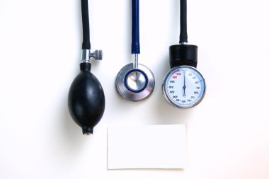 Tansiyon ölçer tıbbi malzeme üzerinde beyaz izole