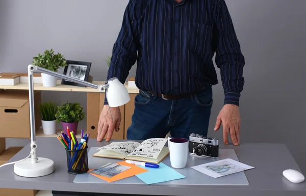 Table de designer avec lui couché sur les instruments et la caméra — Photo