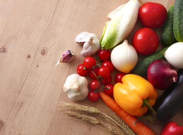 Pile de légumes bio sur une table en bois — Photo