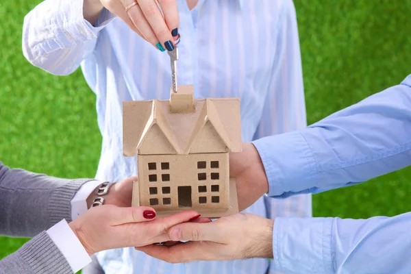 Un agente de la propiedad con una casa y una llave. arrendamiento financiero exitoso y ventas de viviendas por parte de agentes inmobiliarios —  Fotos de Stock