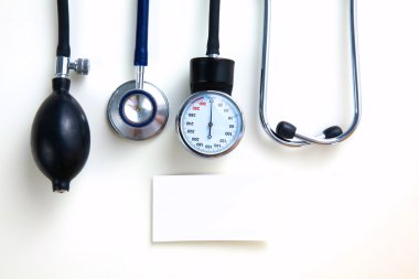 Tansiyon ölçer tıbbi malzeme üzerinde beyaz izole