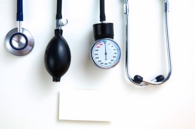 Tansiyon ölçer tıbbi malzeme üzerinde beyaz izole