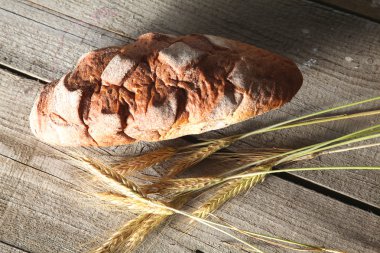 Ahşap masada taze pişmiş geleneksel ekmek.