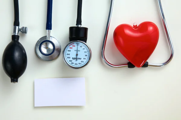Tansiyon ölçer tıbbi malzeme üzerinde beyaz izole