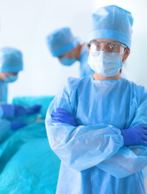 Ekip cerrahı ameliyathanede.