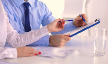 iki genç işadamları toplantısında touchpad kullanarak görüntü