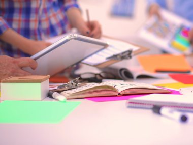 Close-Up üç genç yaratıcı tasarımcılar birlikte proje üzerinde çalışıyor. Takım çalışması