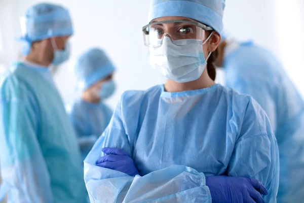Uma equipa de cirurgiões a trabalhar na sala de operações — Fotografia de Stock