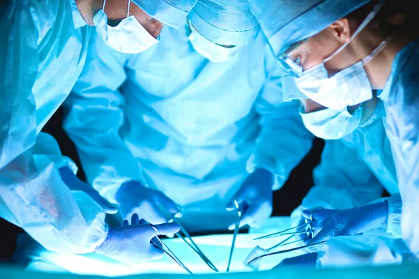 A team of surgeons at work in the operating room — Stock Photo, Image