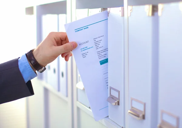 Birçok kağıtları düzenli bir dosyada düzenlenmiş raflar. Ve bazıları hala masada