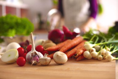 genç bir kız mutfakta yemek yaparken