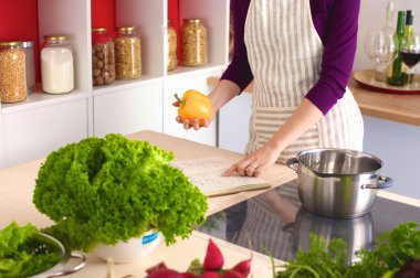 genç bir kız mutfakta yemek yaparken