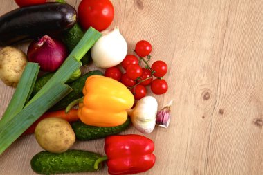 Rustik ahşap bir masa üzerinde organik sebze yığını