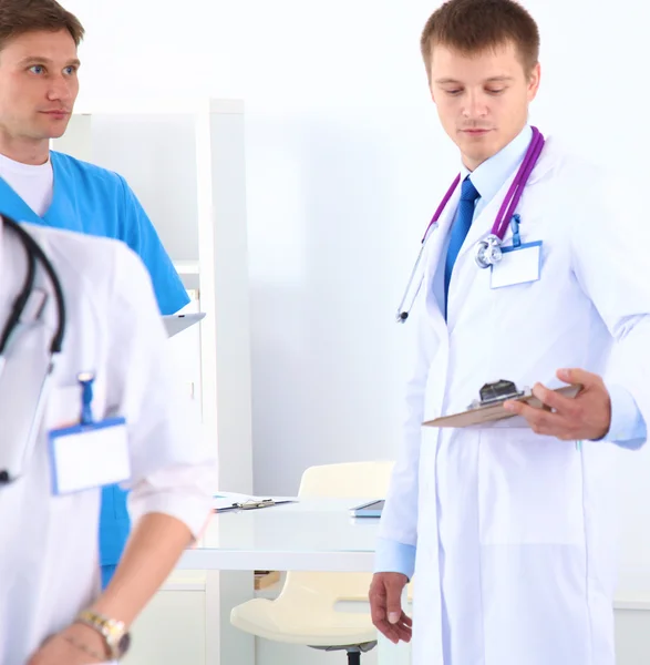 病院で立っているスマートの若い医師の肖像画 — ストック写真