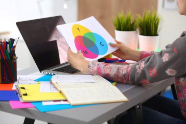 designer Resepsiyon Dijital dönüştürücü kullanarak ofisinde çalışan