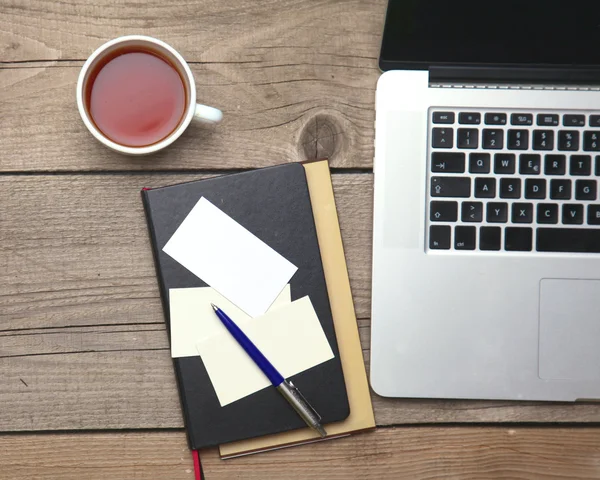 Lege visitekaartjes met pen, laptop en thee cup op houten office tabel — Stockfoto